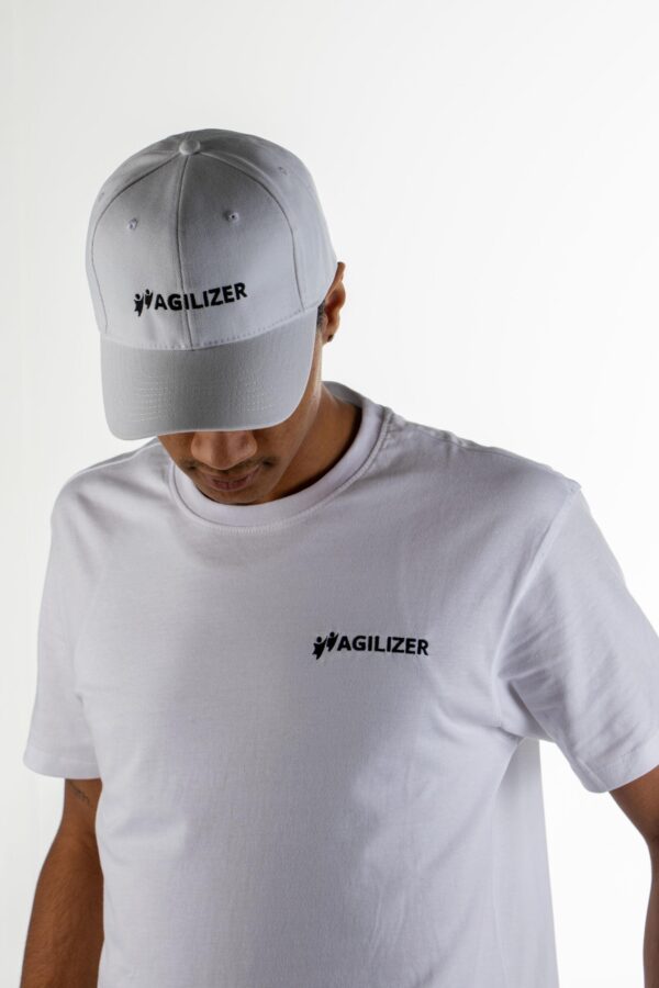 Mann trägt Agilizer® T-Shirt und Cap